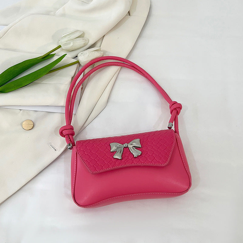 Clutch de mano con lazo decorativo