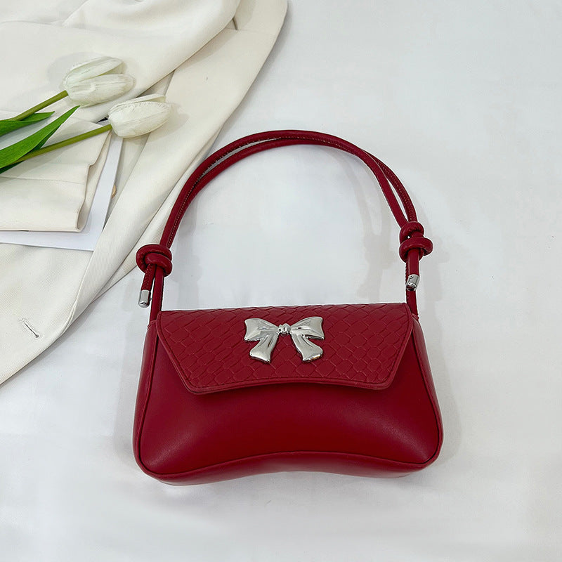 Clutch de mano con lazo decorativo