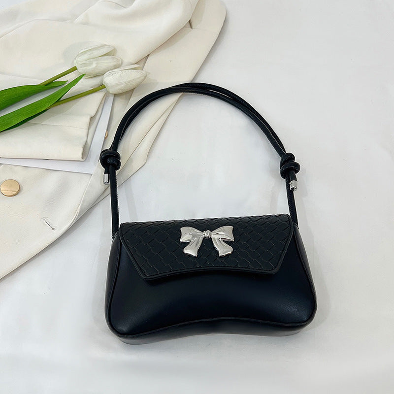 Clutch de mano con lazo decorativo