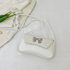 Clutch de mano con lazo decorativo