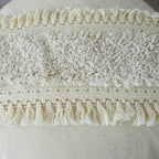 Cojín decorativo con textura y flecos