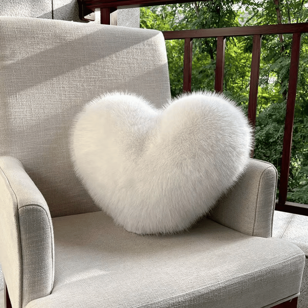 Cojín decorativo suave con forma de corazón y textura de peluche