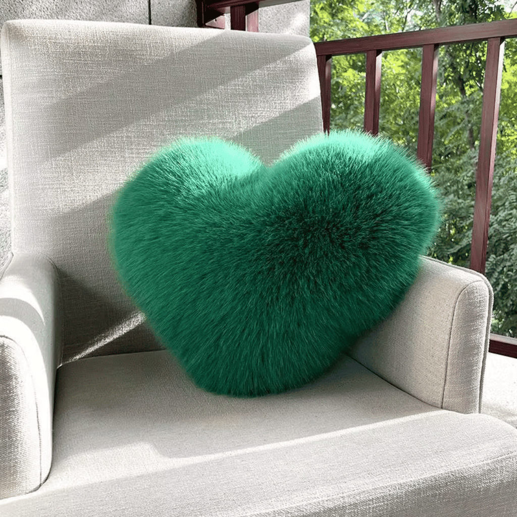 Cojín decorativo suave con forma de corazón y textura de peluche
