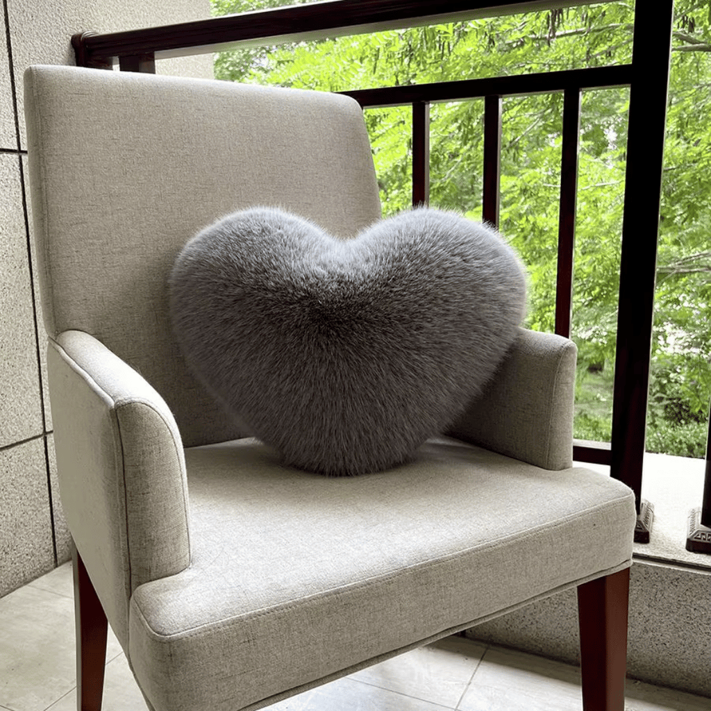 Cojín decorativo suave con forma de corazón y textura de peluche