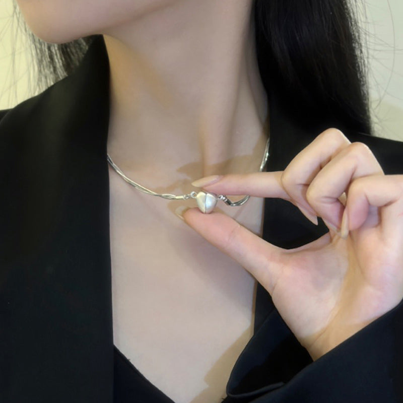 Collar con colgante de corazón magnético