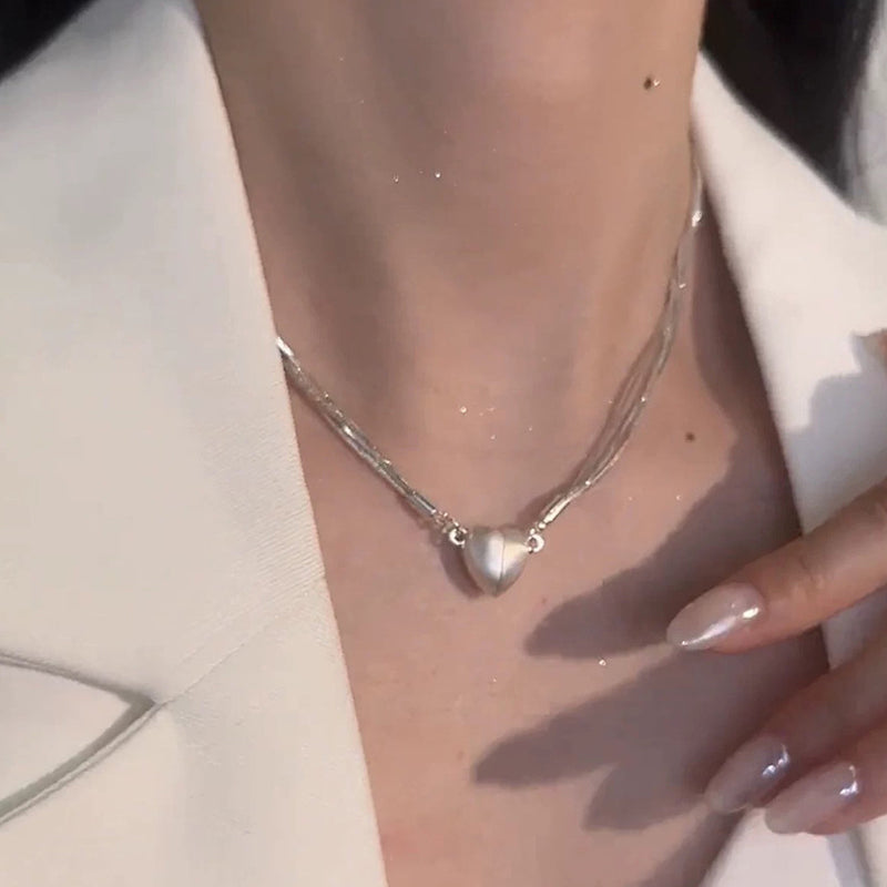 Collar con colgante de corazón magnético