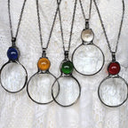 Collar con colgante lupa