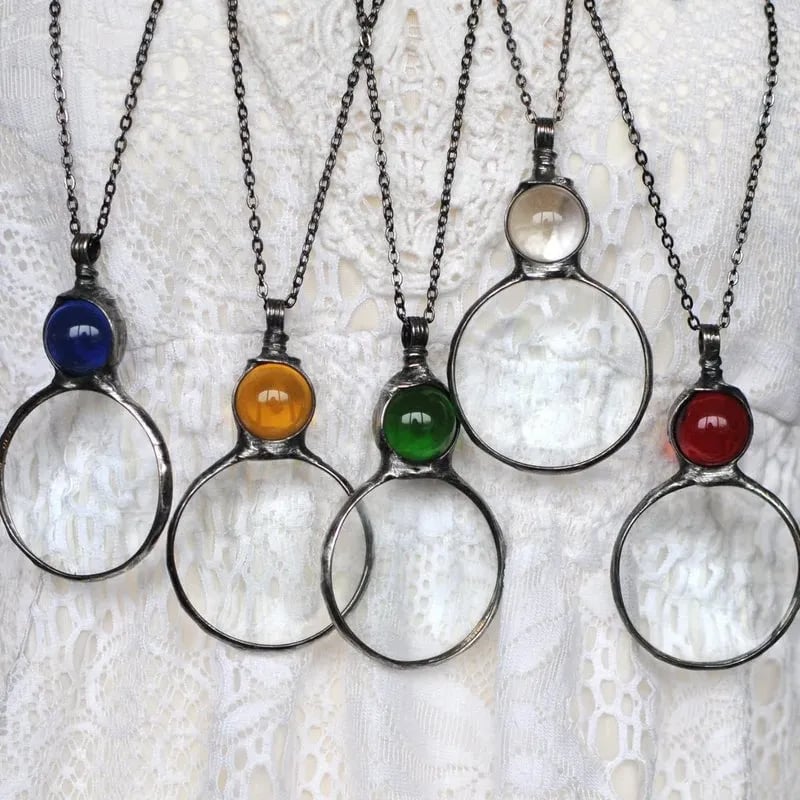 Collar con colgante lupa