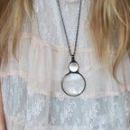 Collar con colgante lupa