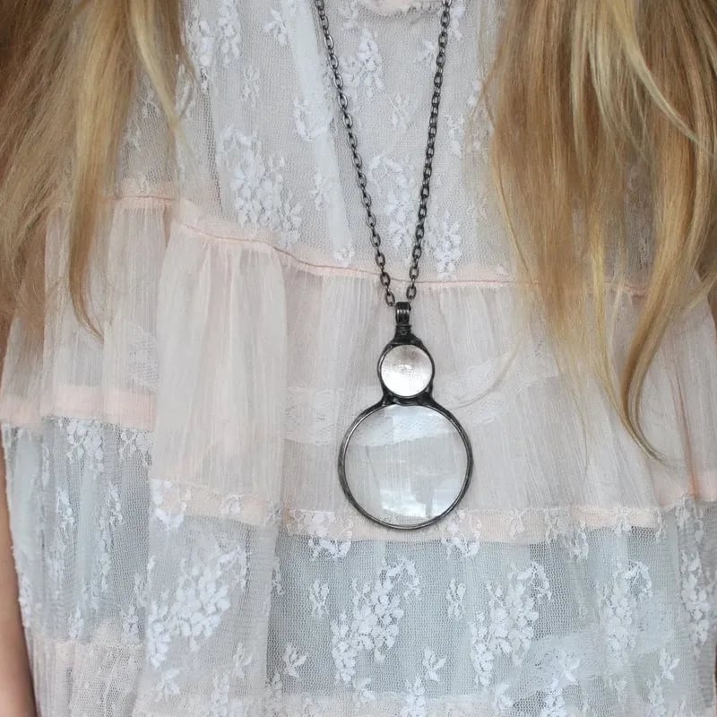 Collar con colgante lupa