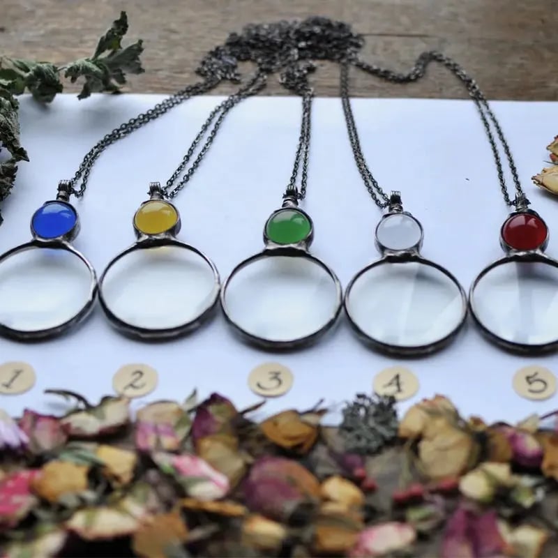 Collar con colgante lupa