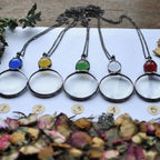 Collar con colgante lupa