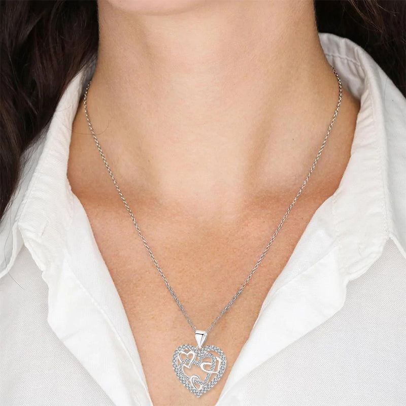 Collar con corazones entrelazados