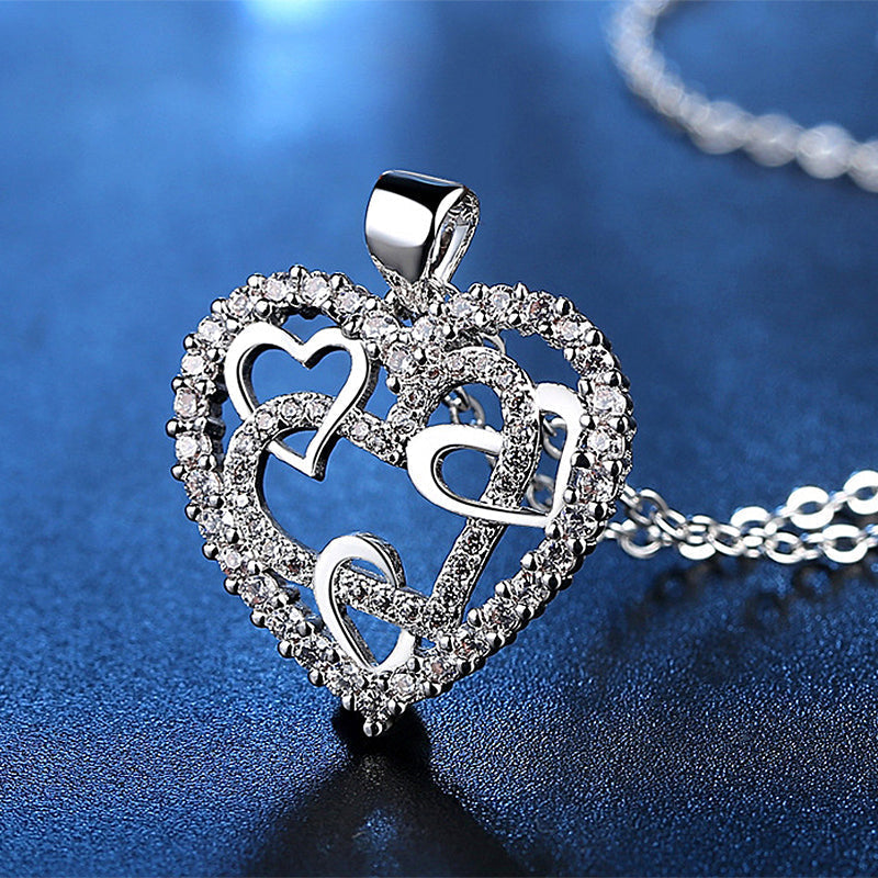 Collar con corazones entrelazados