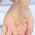 Collar con mariposa calada dorada y borlas