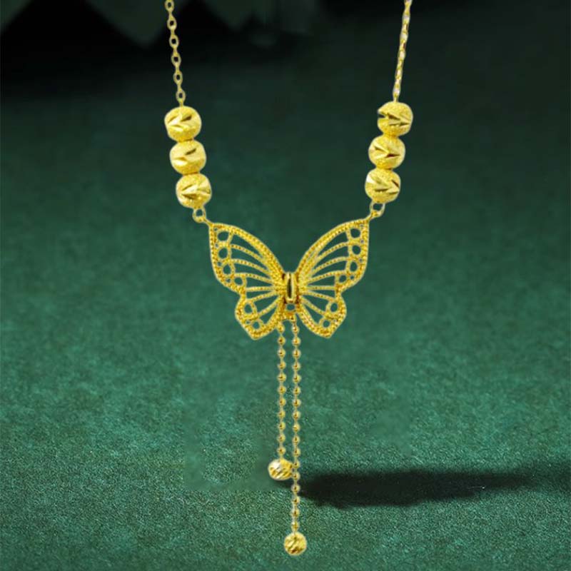 Collar con mariposa calada dorada y borlas