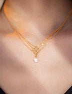 Collar de perlas de agua dulce con baño de oro 24k