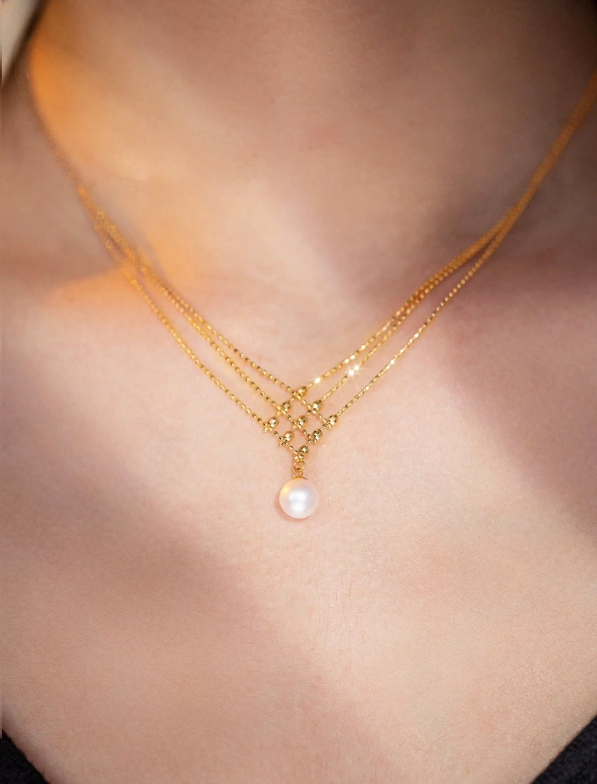 Collar de perlas de agua dulce con baño de oro 24k