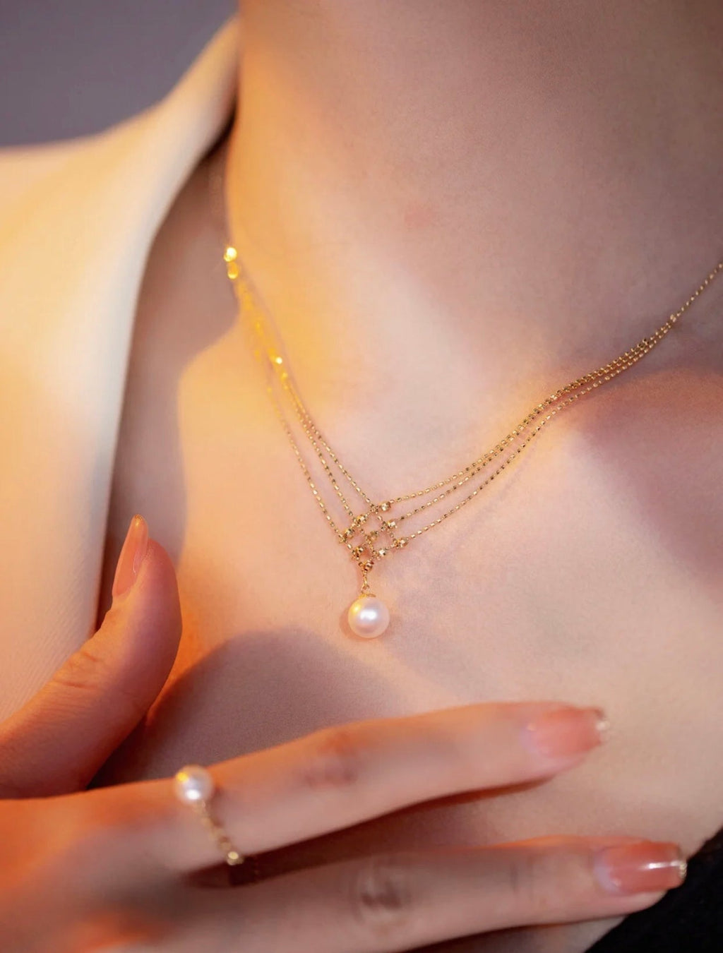 Collar de perlas de agua dulce con baño de oro 24k