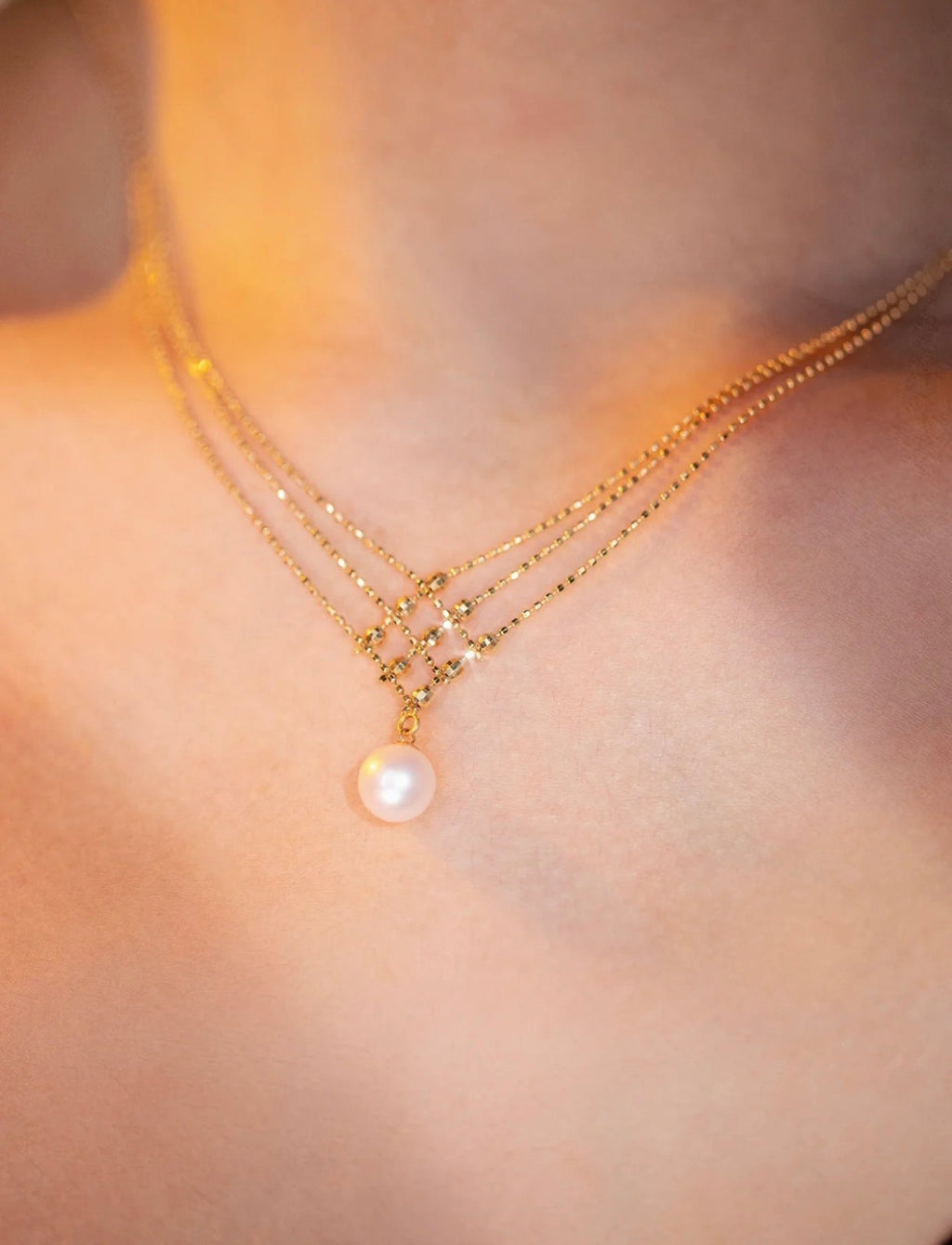 Collar de perlas de agua dulce con baño de oro 24k