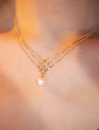 Collar de perlas de agua dulce con baño de oro 24k