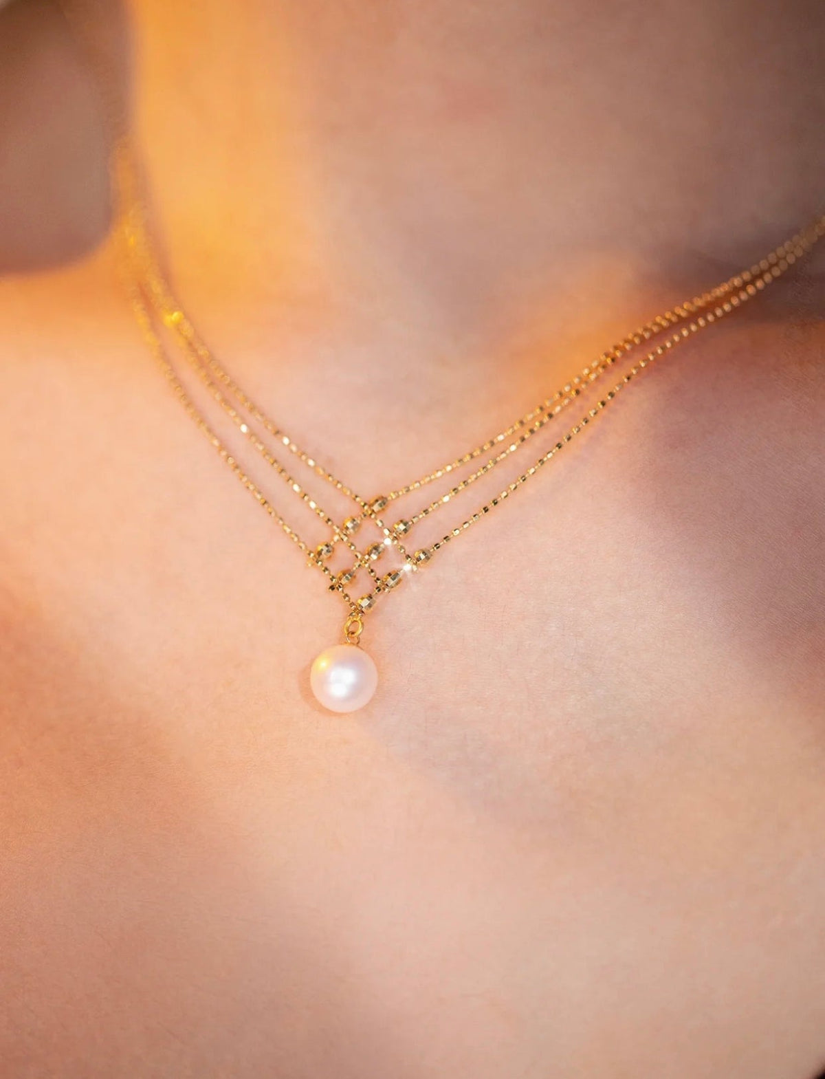 Collar de perlas de agua dulce con baño de oro 24k
