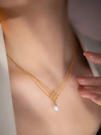 Collar de perlas de agua dulce con baño de oro 24k