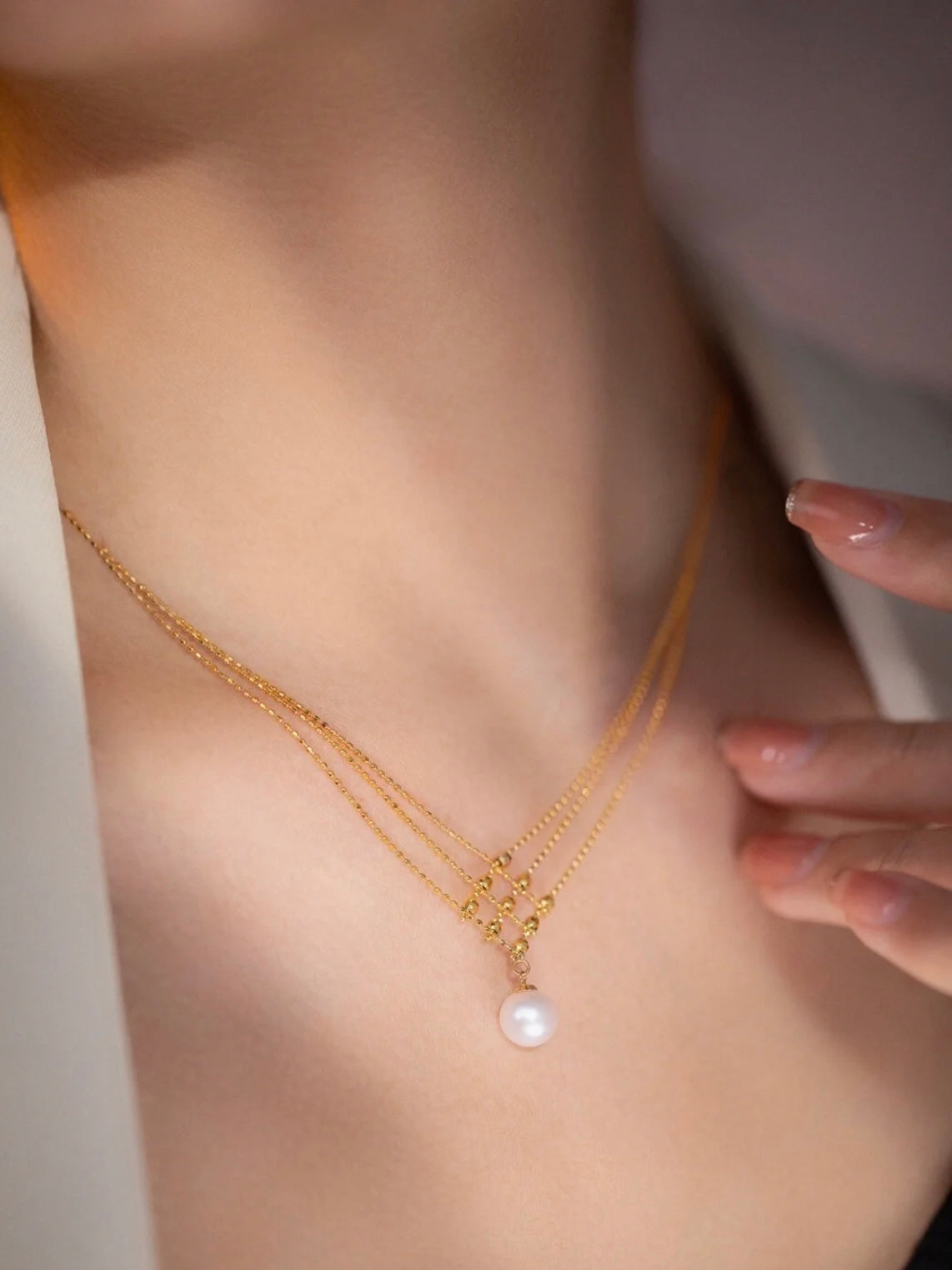 Collar de perlas de agua dulce con baño de oro 24k