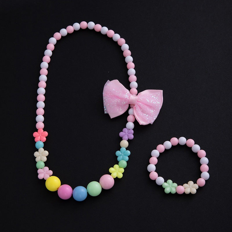 Conjunto de bisutería con motivos florales