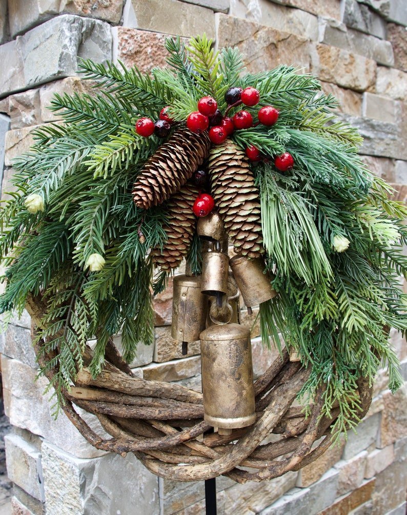 Corona de Navidad boho con cascabeles para puerta y pared