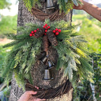 Corona navideña acogedora con cascabeles naturales y detalles de madera