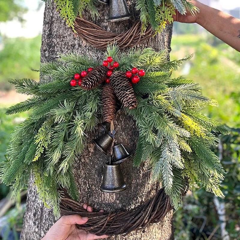 Corona navideña acogedora con cascabeles naturales y detalles de madera