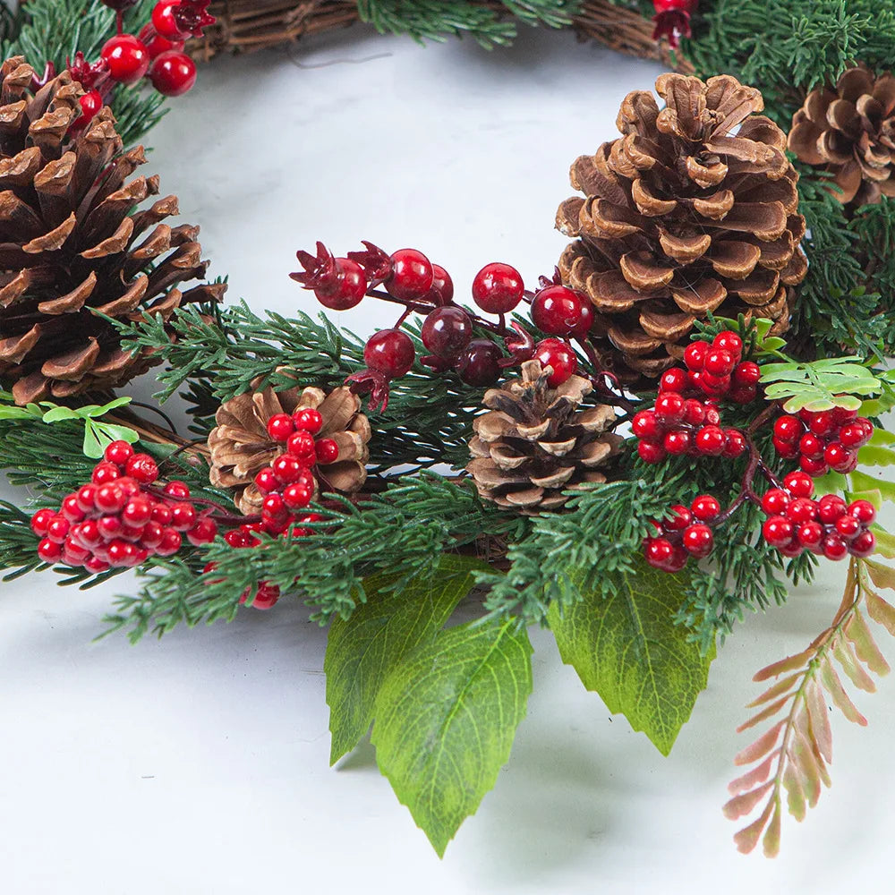 Corona navideña con bayas rojas y hojas de ciprés verde – Decoración perfecta para las fiestas