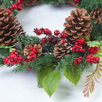 Corona navideña con bayas rojas y hojas de ciprés verde – Decoración perfecta para las fiestas