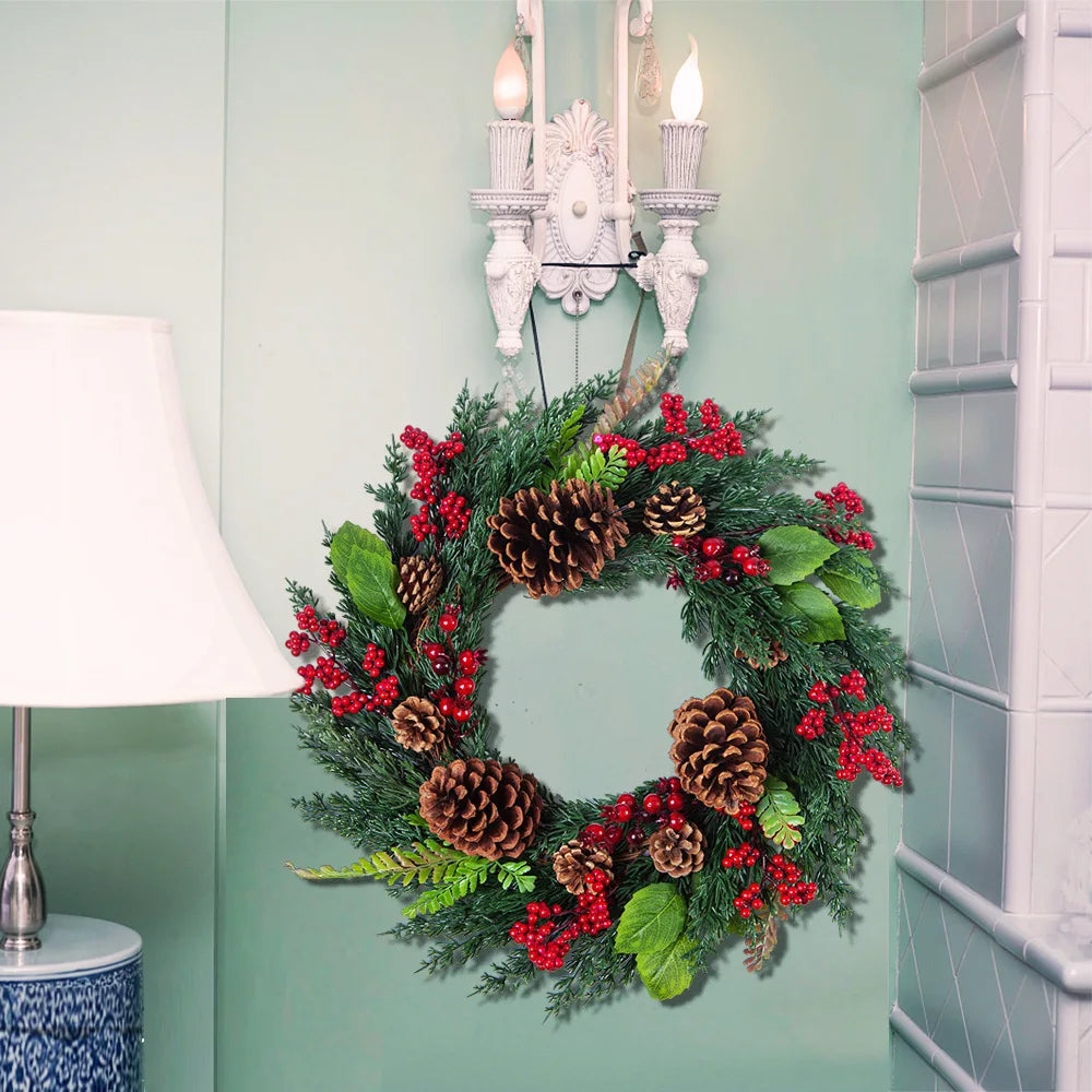 Corona navideña con bayas rojas y hojas de ciprés verde – Decoración perfecta para las fiestas