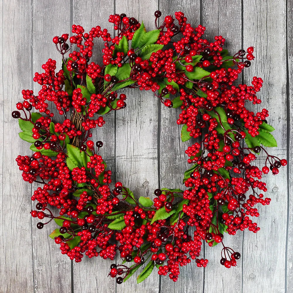 Corona navideña con bayas rojas y hojas de ciprés verde – Decoración perfecta para las fiestas