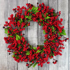 Corona navideña con bayas rojas y hojas de ciprés verde – Decoración perfecta para las fiestas