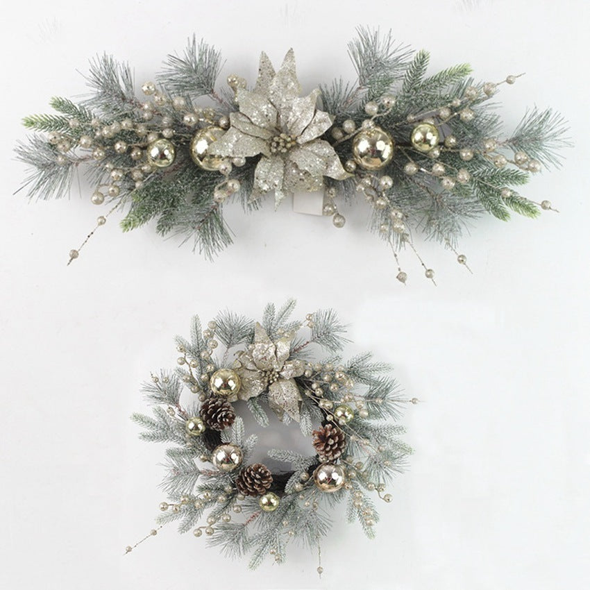 Corona navideña decorativa con guirnalda y ramas de pino artificial