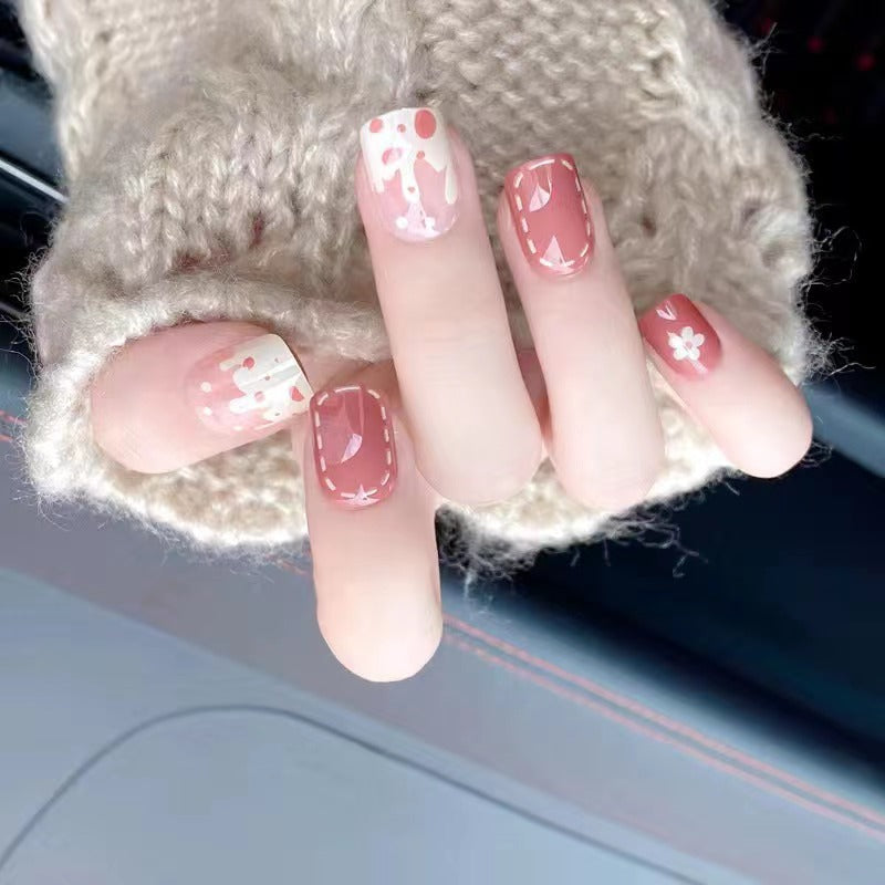 Decoración artística de uñas con diseño floral