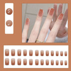 Decoración de uñas elegante y natural