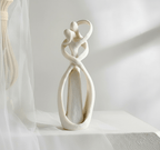 Escultura decorativa Armonia Embrace – Obra de arte que simboliza amor y conexión