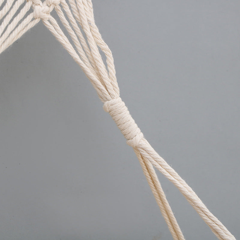 Estantería de pared de macramé con baldas de madera