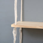 Estantería de pared de macramé con baldas de madera