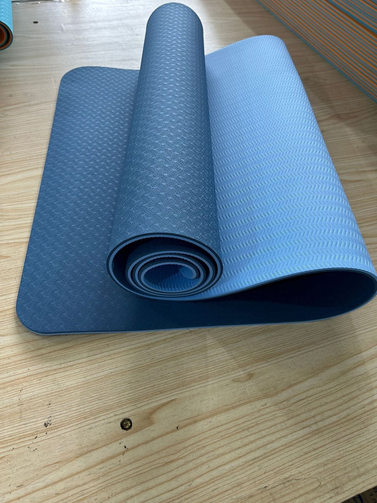 Esterilla de yoga fitness antideslizante con doble amortiguación