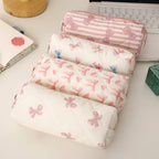 Estuche acolchado con estampado de lazos