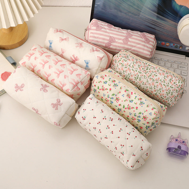 Estuche acolchado con estampado de lazos