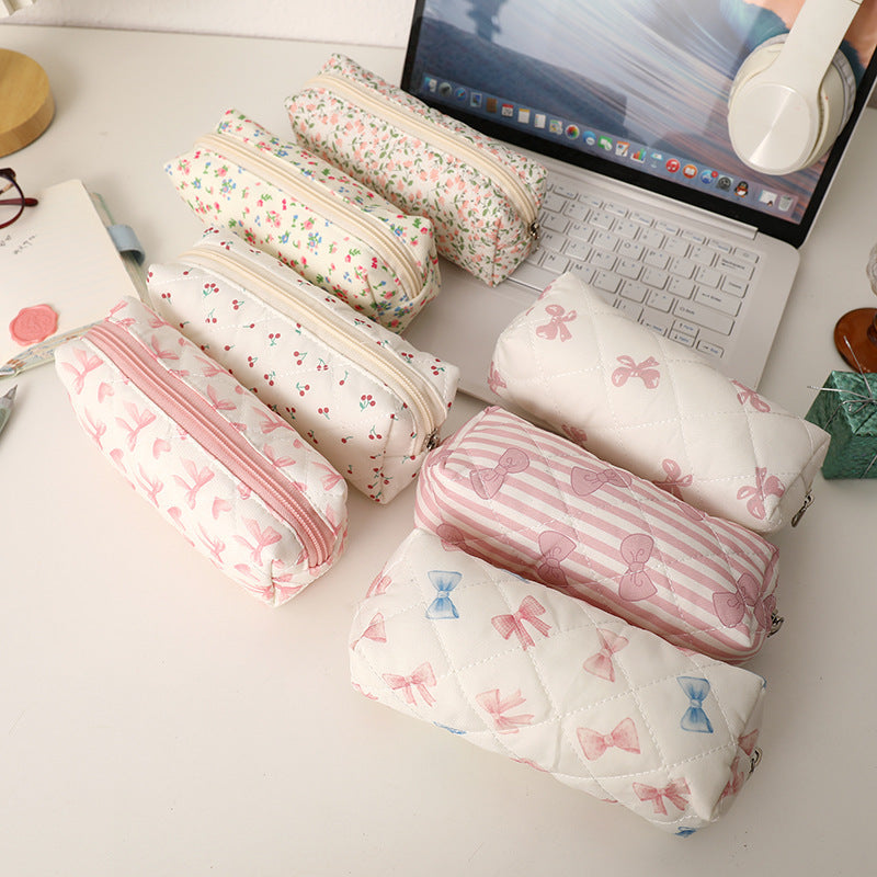 Estuche acolchado con estampado de lazos