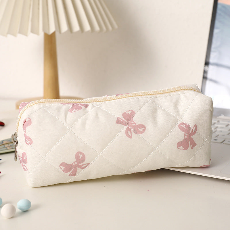 Estuche acolchado con estampado de lazos