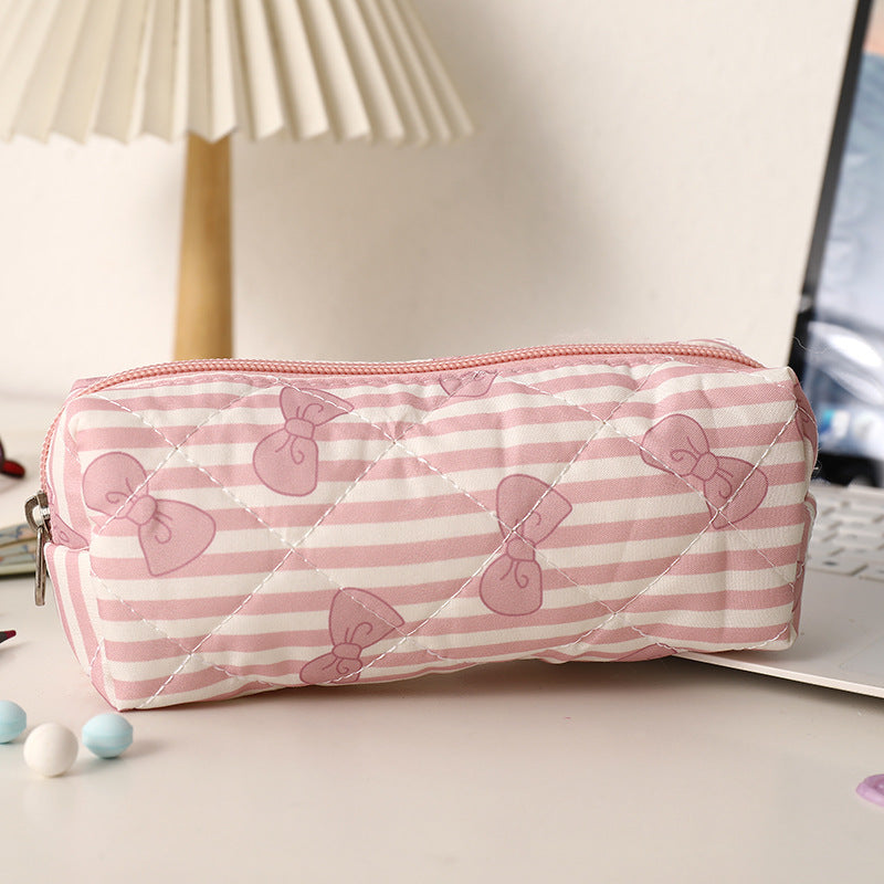 Estuche acolchado con estampado de lazos