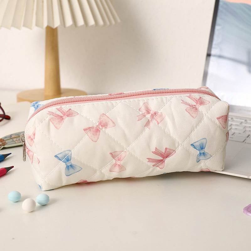 Estuche acolchado con estampado de lazos